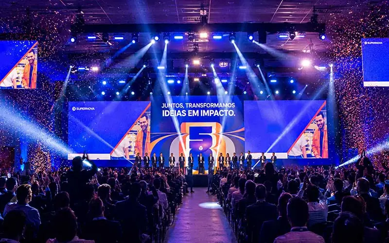 Salão Jequitibá montado para convenção, com plateia e palco em operação