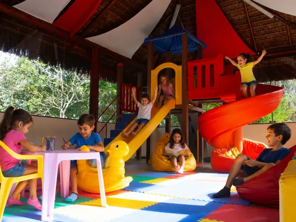 Crianças na brinquedoteca do hotel