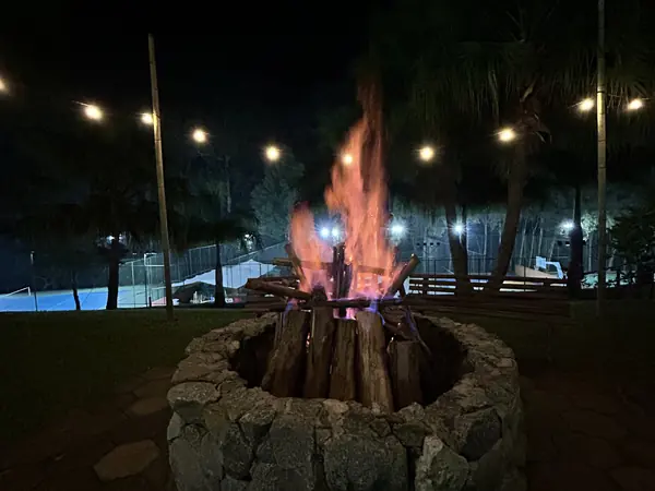 Fogueira acesa na área externa à noite