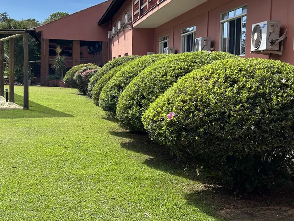 Jardins e gramado em frente aos apartamentos