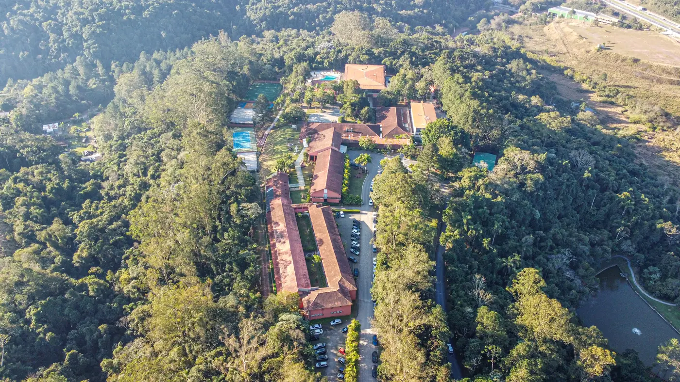 Vista aérea do Hotel Terras Altas cercado por Mata Atlântica