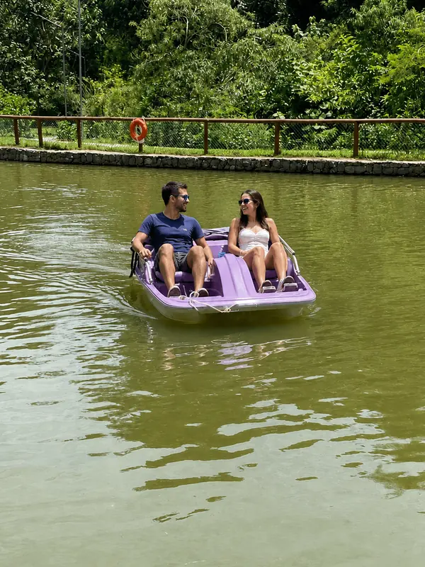 Pedalinho no lago do hotel