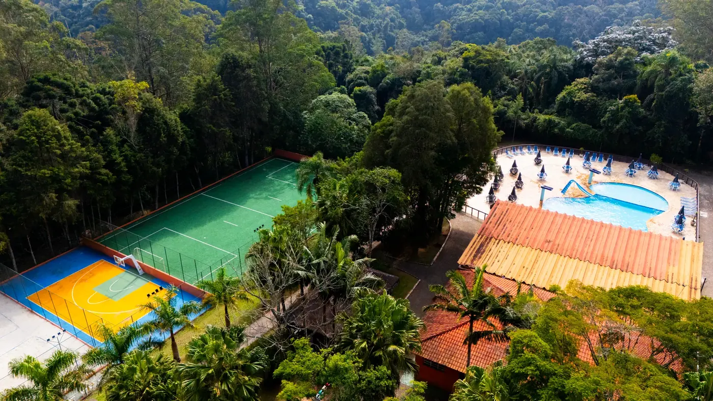 Piscina externa do Terras Altas cheia de hóspedes